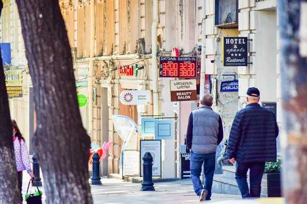 Gente Caminando Por Calle Rustaveli Avenue Con Pizarra Eléctrica Oficina — Foto de Stock