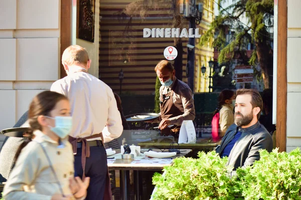 Camarero Con Seguridad Está Sirviendo Personas Sentadas Fuera Del Restaurante — Foto de Stock