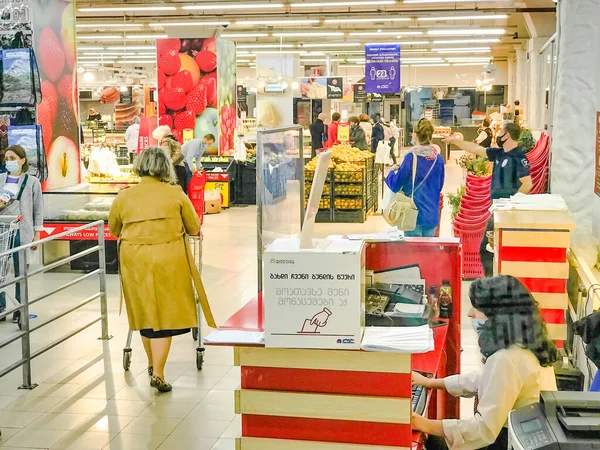 Innenraum Des Carrefour Supermarktes Mit Umherlaufenden Kunden Wachmann Dienst Und — Stockfoto