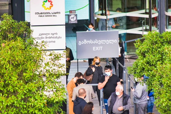 Gros Plan Groupe Personnes Portant Des Masques Médicaux Quitte Salle — Photo