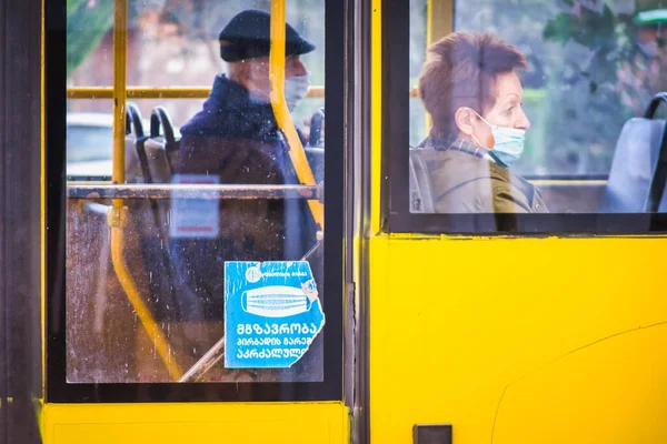 Frau Berührt Gesichtsmaske Während Sie Allein Gelben Bus Sitzt Pandemie — Stockfoto