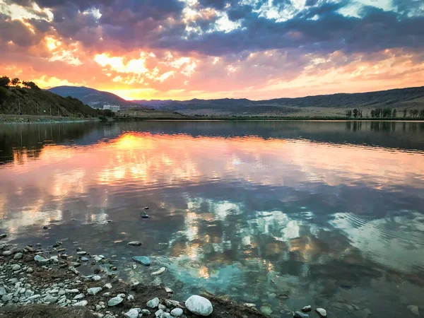 Lisi Seepanorama Mit Reflexionen Des Dramatischen Himmels Und Sonnenuntergangs Horizont — Stockfoto