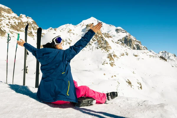 Genç, mutlu, beyaz bir kadın Alp Bölgesi 'nde kayak kollarını açmış poz veriyor. Tatillerde kayak yaparak uzaklaşmak. Tetnuldi kayak merkezinin bakış açısı. Kafkas dağları, el değmemiş yüksek irtifa özgürleştiriyor.