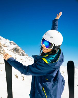 Genç, mutlu, beyaz bir kadın Alp Bölgesi 'nde kayak kollarını açmış poz veriyor. Tatillerde kayak yaparak uzaklaşmak. Tetnuldi kayak merkezinin bakış açısı. Kafkas dağları, el değmemiş yüksek irtifa özgürleştiriyor.