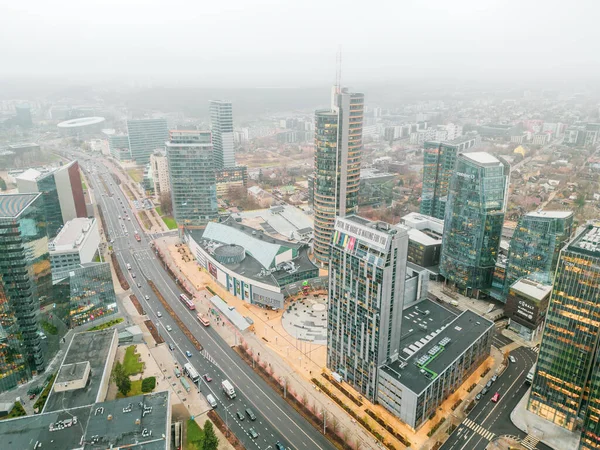 Vinius, Litvanya - 27 Kasım 2024: Vilnius 'taki aydınlanmış iş alanının güzel hava gece manzarası. Litvanya 'nın başkentinde manzaralı kış akşamı
