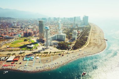 Havadan panoramik manzara, plajlı ve gezinti merkezli Batumi şehri, güneşli yaz günlerinde turist. Gürcistan 'ın popüler Karadeniz kıyısı tatil beldesi