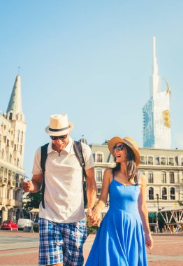 Mutlu beyaz çift Avrupa meydanında yürürken tatilde Batumi şehrini gezerken eğleniyor - tatilde birlikte gülen mutlu arkadaşlar - insanlar ve yaz tatilleri konsepti