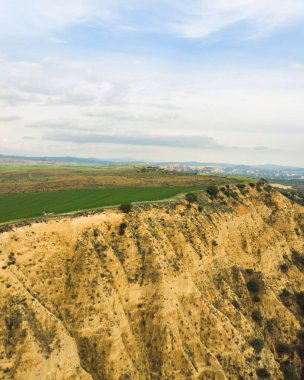 Gürcistan 'daki Vashlovani Milli Parkı' nın dramatik uçurumlarını araştıran 4WD aracı, vahşi doğanın, özgürlüğün ve macera yolculuğunun sembolü.