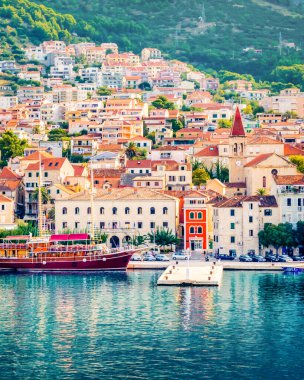 Litvanya 'nın Jurbarkas ilçesinde, Rönesans mimarisinin altın saatinde kırmızı çatıları ve kuleleri olan Panemun Kalesi' nin insansız hava aracı manzarası ormanlarla ve kırsal bölgelerle çevrili.