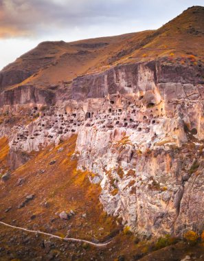 Güney Georgia 'daki antik Vardzia mağara manastırı günbatımının aydınlattığı yüzlerce mağara ile engebeli uçurumlara oyulmuş.