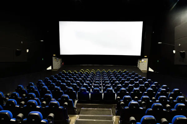 스크린과 파란색 좌석이 영화관 사진을 비추어 뒤쪽에서 — 스톡 사진