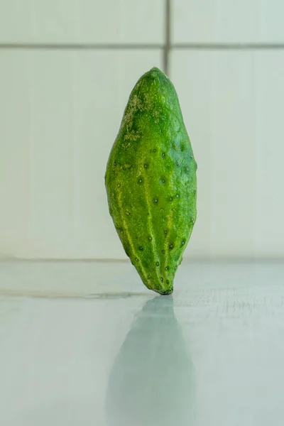 Vervormde Komkommer Witte Tafel Rustieke Keuken Natuurlijk Groente Goed Voor — Stockfoto