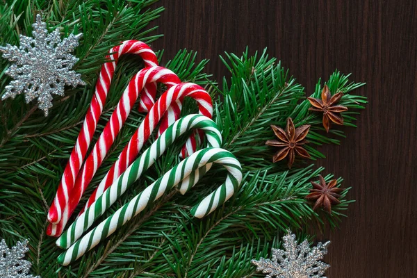 Noel kartı. Şekerler, ladin, şeker, yıldız