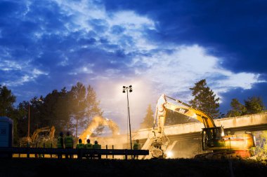 Olsany Çek Cumhuriyeti 16 Haziran 2018 Karayolu Köprüsü yıkım gece sahne. Hightway imar sitesi reflektör, ışıklar. Ağır Ekskavatör ve kazma bir beton köprü yıkmak.