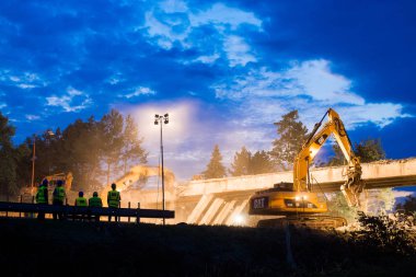 Olsany Çek Cumhuriyeti 16 Haziran 2018 Karayolu Köprüsü yıkım gece sahne. Hightway imar sitesi reflektör, ışıklar. Ağır Ekskavatör ve kazma bir beton köprü yıkmak.