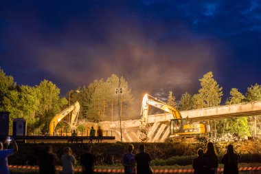 Olsany Çek Cumhuriyeti 16 Haziran 2018 Karayolu Köprüsü yıkım gece sahne. Hightway imar sitesi reflektör, ışıklar. Ağır Ekskavatör ve kazma bir beton köprü yıkmak.