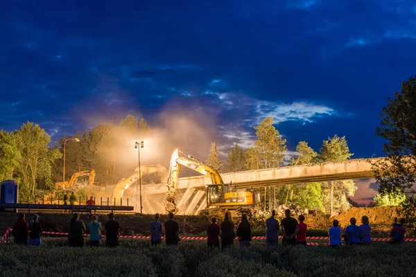 Olsany Çek Cumhuriyeti 16 Haziran 2018 Karayolu Köprüsü yıkım gece sahne. Hightway imar sitesi reflektör, ışıklar. Ağır Ekskavatör ve kazma bir beton köprü yıkmak.