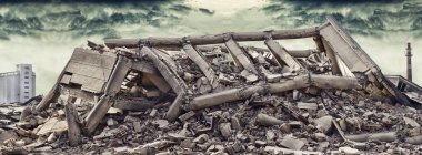 Dramatik gökyüzü ve Fabrika baca ile Beton Sanayi Yapı ve arka planda başka bir beton bina çöktü. Felaket sahne enkaz, toz ve hasarlı ev dolu.