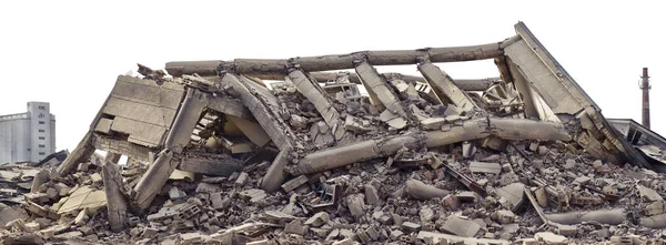 Beton Sanayi dramatik gökyüzü ve Fabrika baca ve arka planda başka bir beton yapı ile izole üzerinde beyaz arka bina çöktü. Felaket sahne enkaz, toz ve hasarlı ev dolu.