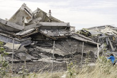 Prostejov Çek Cumhuriyeti 28th Haziran 2014 moda fabrika Op Prostejov yıkılması. İnsanlar ve debries ve beton binalar kalıntıları gözlemleyerek ile sahne.