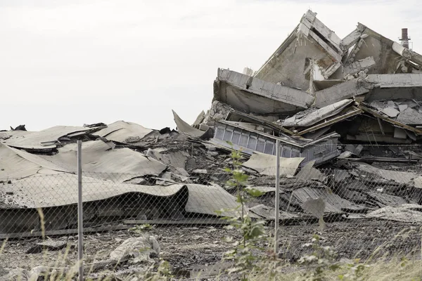 Endüstriyel beton bina çarpması imha. Felaket sahne enkaz, toz ve çöktü binalar dolu.