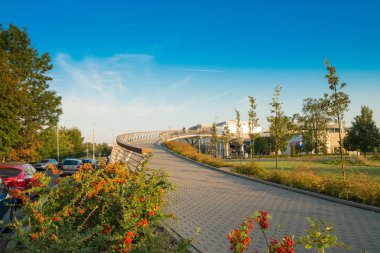Olomouc, Çek Cumhuriyeti - 18 Eylül 2017: yaya köprüsü üzerinde otoyol parlak mavi yaz akşam gökyüzü ile Galerie Santovka alışveriş merkezi.