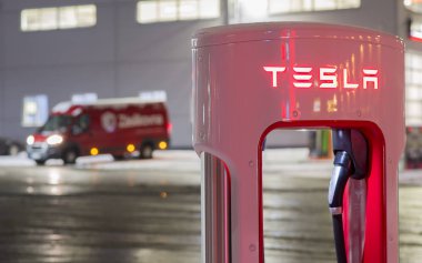 Olomouc Çek Cumhuriyeti 16th Ocak 2018 - Tesla hızlı şarj gece arka planda bir van Kırmızı minibüs ile detay. Elektrik vs geleneksel motoru.