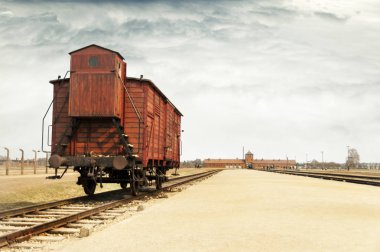 Mahkumlar için bir vagon Oswiecim toplama kampı antrenöre ile demiryolu platformu. Treblinka seçim platformu.