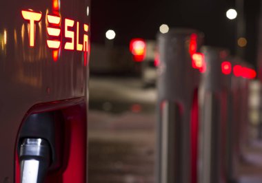 Olomouc Çek Cumhuriyeti 16th Ocak 2018 - Tesla hızlı şarj gece detay.