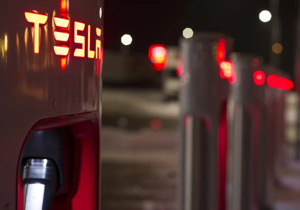 Olomouc Çek Cumhuriyeti 16th Ocak 2018 - Tesla hızlı şarj gece detay.
