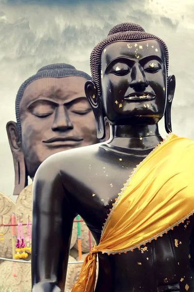 Mörk Brun Budha Staty Med Annan Budha Tittar Över Axeln — Stockfoto