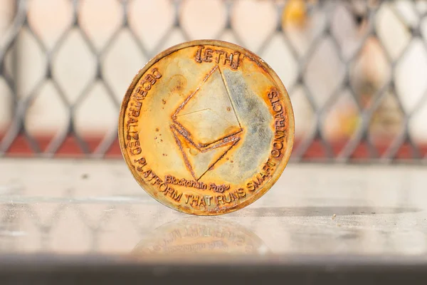 Tozlu bir cam üzerinde duran paslı ve kirli Ethereum madeni para. Artık atractive sikke