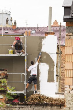 Prostejov Çek Cumhuriyeti 25 Haziran iki işçi cephe üzerinde bir şehir evi tadilatı iskele üzerinde.