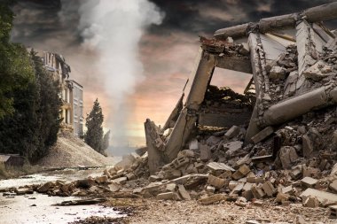 Arka plan ve koyu kırmızı dramatik gökyüzü yukarıdaki beyaz duman sütunu olan bina daraltılmış bir Beton Sanayi görüntüleyin