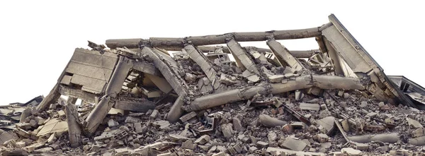 Edificio industrial de hormigón derrumbado y destruido aislado sobre fondo blanco. Escena desastrosa llena de escombros, polvo y casa dañada — Foto de Stock