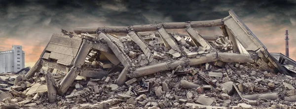 Edifício industrial de concreto em colapso isolado em fundo branco com céu dramático e chaminé de fábrica e outro edifício de concreto em fundo. Cena de desastre cheia de detritos, poeira e danificada — Fotografia de Stock