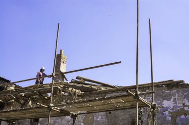 Litovel, Çek Cumhuriyeti 3 Ağustos 2018, inşaatçı iskele bir kil ev imar altında tutuyoruz. Çatı inşaat ve ahşap döşeme olmadan