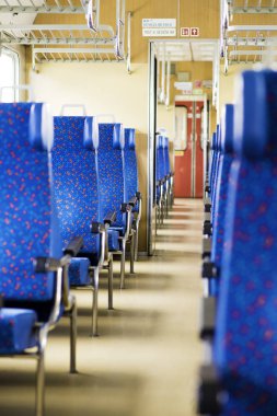 Çek bir tren iç görüntüsüyle. Rahat ve renkli sandalye ile büyük bir tren. -Görüntü
