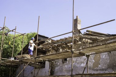 Litovel, Çek Cumhuriyeti 3 Ağustos 2018, inşaatçı iskele bir kil ev imar altında tutuyoruz. Çatı inşaat ve ahşap döşeme olmadan