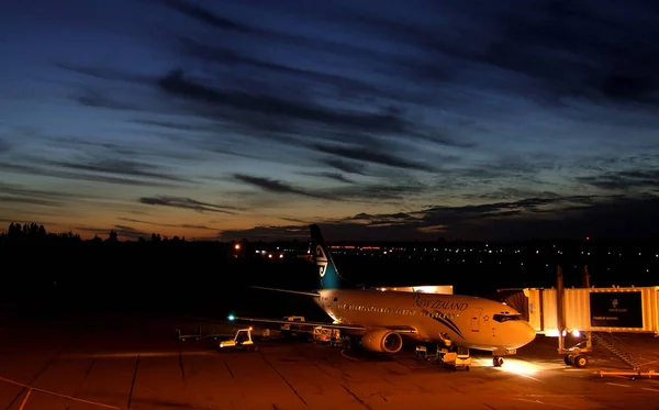 Christchurch, Nowa Zelandia Lotnisko widok na zaparkowanego samolotu. Najpiękniejszą późno wieczorem zachód Słońca Niebo Niebieski. Nocny krajobraz — Zdjęcie stockowe