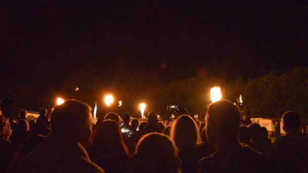 Bousov castle tschechisch rep 19. August 2017 Menschen mit Mobiltelefonen bei der öffentlichen Feuershow von Heißluftballons aufgereiht und mit Gesang abgefeuert. Leitartikel. — Stockvideo