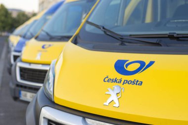 Olomouc Çek Cumhuriyeti 23 Temmuz 2019 sarı Çek Postane minibüsleri bir satır park etti. Cesk Posta'nın Peuegeot Boxer minibüslerini sıraladı. Çek Postanesi logosunun detayı.