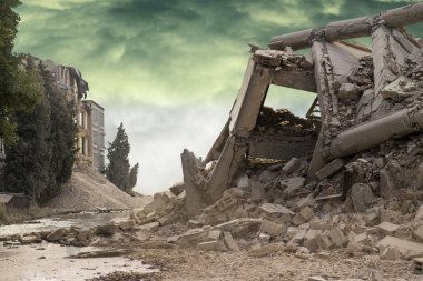 Arkasında İngiliz Parlamentosu ve yukarıda karanlık dramatik gökyüzü ile çökmüş bir beton endüstriyel bina görünümü. Hasarlı ev. Enkaz dolu sahne