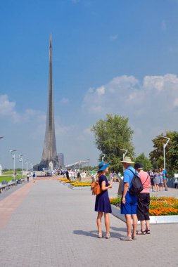Rusya, Moskova, 11 Mayıs 2018. Astronotlar sokak üzerinde turist