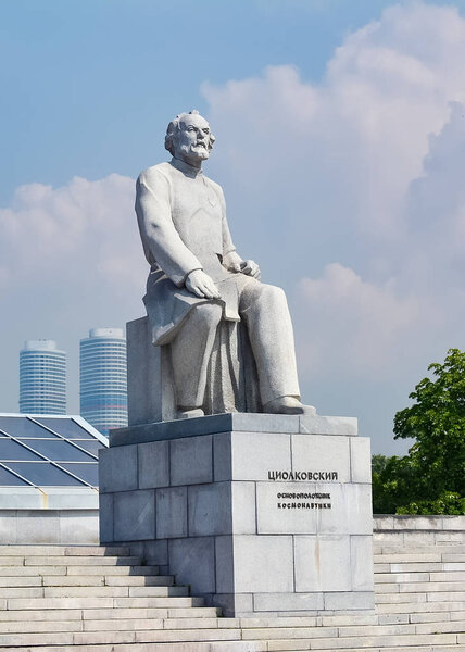 Россия, Москва, 11 мая 2018 года. Памятник Циолковскому
