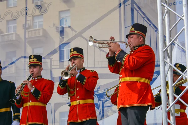 Rusya, Moskova, 17 Mayıs 2017. Müzisyenler araba gösterisi