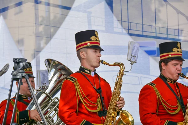 Rusya, Moskova, 17 Mayıs 2017. Müzisyenler araba gösterisi
