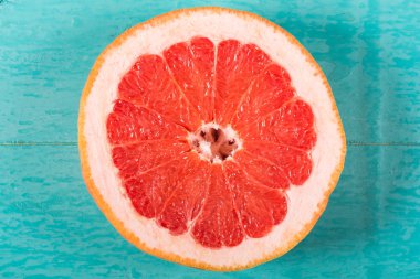Ahşap arka plan üzerinde kesme greyfurt