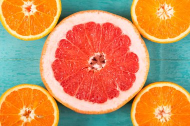 Dilimlenmiş Greyfurt ve portakal