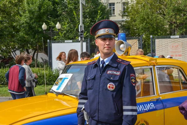 Uniforme Da Polícia Russa Com Algemas Em Inglês Tradução Policial Foto de  Stock - Imagem de patrulhas, oficial: 209674836